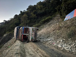 सडक बीचमै ट्रक पल्टिँदा कान्ति लोकपथ अवरुद्ध, बसको ठक्करबाट पैदलयात्रुको मृत्यु