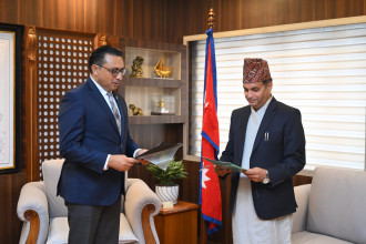 पुँजी बजारका लगानीकर्ताको लगानीहितमा इमानदारीपूर्वक काम गर्न नवनियुक्त अध्यक्ष भट्टलाई अर्थमन्त्रीको निर्देशन