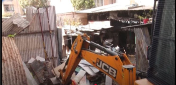 रानीबारीको कवाड गोदाममा काठमाडौं महानगरले चलायाे डोजर