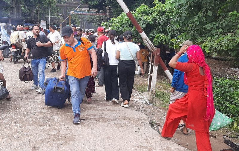 चाडपर्व नजिकिएसँगै भारतबाट स्वदेश फर्कँदै नेपाली