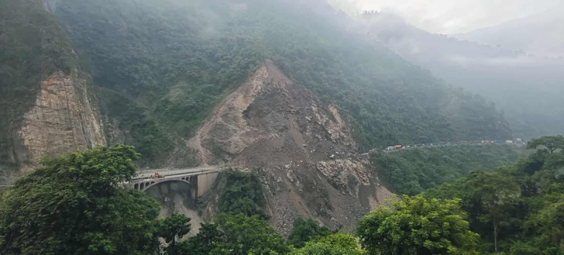 सिन्धुपाल्चोकमा भारी वर्षाको पूर्वानुमान, रातको समयमा सवारी आवागमनमा रोक