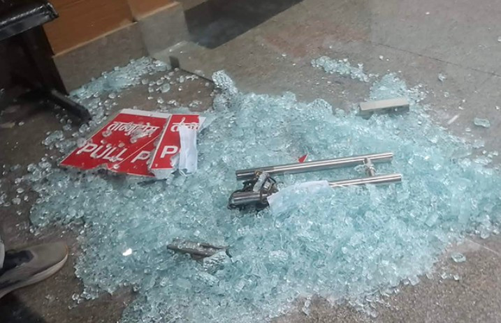 जनकपुरमा बालेनलाई स्वागत गर्न पुगेका भिडका कारण फुट्यो विमानस्थलको ढोका