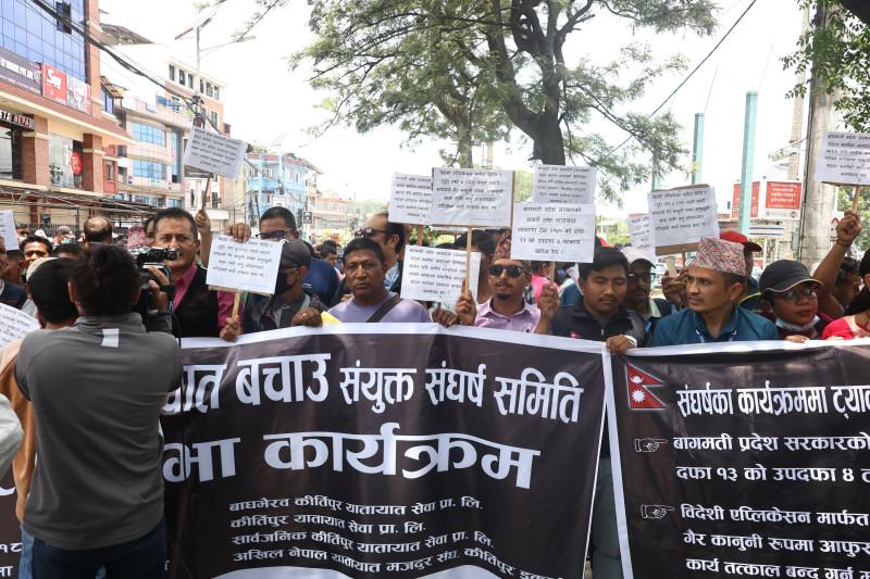 यातायात व्यवसायीको दोस्रो दिनको आन्दोलन: सवारी जाम गरेर प्रदर्शन (तस्बिरसहित)