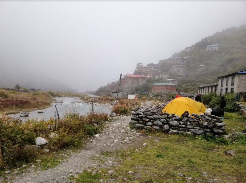 हेलिकोप्टर जोहो नहुँदा  ‘ना’ गाउँको पहिरोमा फसेका १० पर्यटक चार दिनदेखि अलपत्र