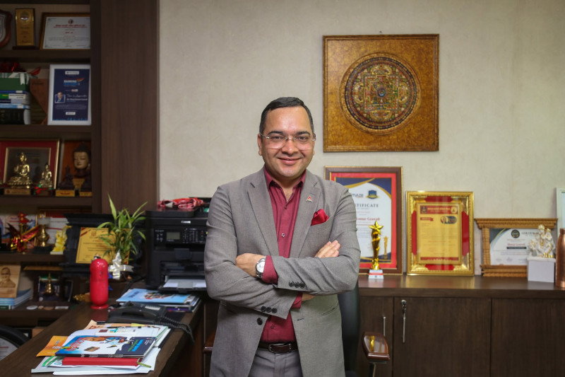 चुनौतीमा टेकेर सफल बनेका मनोज- डाक्टर बन्न राजधानी छिरे, बैंकरमा भाग्य कोरे