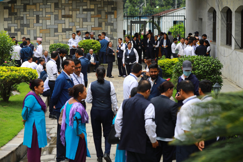 ​प्रोत्साहन भत्ता माग्दै संसद् सचिवालयका कर्मचारी आज पनि धर्नामा (तस्बिरहरू)