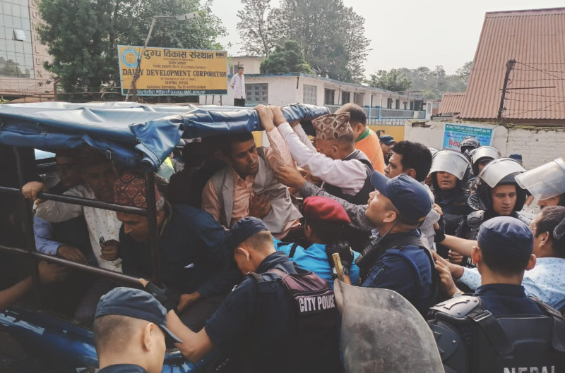 दूधको भुक्तानी माग्दै किसानले गरे डीडीसी घेराउ (फोटो फिचर)