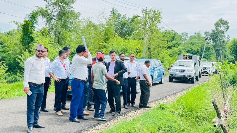 ऊर्जा सचिवसहितको टोलीले गरे कोहलपुर-सुर्खेत निर्माणाधीन विद्युत लाइनको निरीक्षण