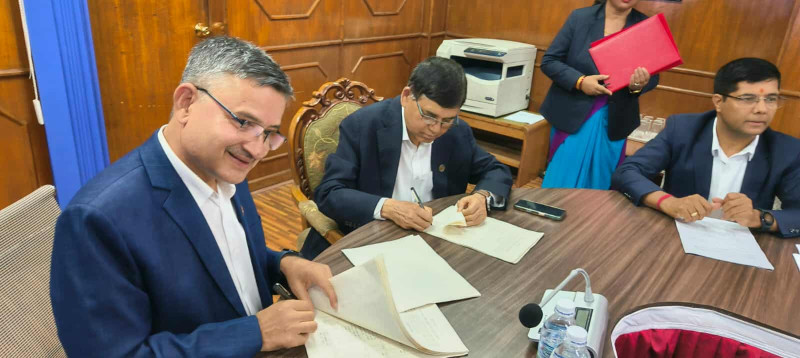 मन्त्री दाहाल र सचिव शर्माबीच कार्यसम्पादन सम्झौता
