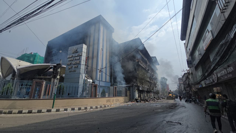 भाटभटेनीका १२ स्टोर ध्वस्तः अन्यमा तोडफोड र लुटपाट, क्षतिको विवरण संकलन गर्दै