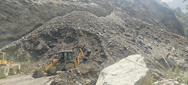 बारम्बार किन गइरहेको छ तुइन खोला भीरमा पहिरो?