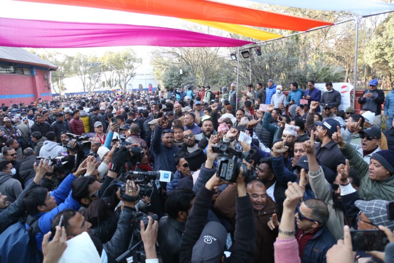 गगन-विश्वलाई कारबाही गरेसँगै देउवाविरुद्ध नाराबाजी (तस्बिरहरू)