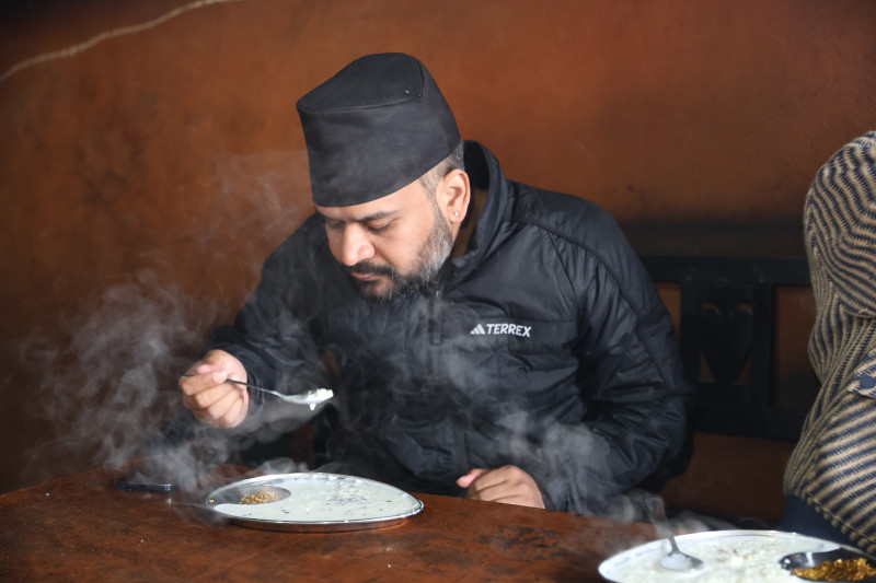 डडेलधुराको प्रख्यात बाजेको खीर पसलमा पुगे बालेन (तस्बिरहरू)