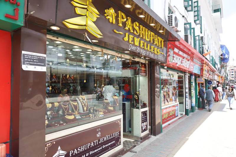 सरकारलाई अल्टिमेटम दिँदै व्यवसायीले खोले सुनचाँदी पसल