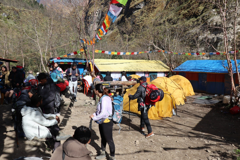 अन्नपूर्ण र मुस्ताङमा पर्यटकको लर्को, व्यवसायी भन्दछन् ‘यति धेरै पर्यटक आउलान् भनेर कल्पनै थिएन’