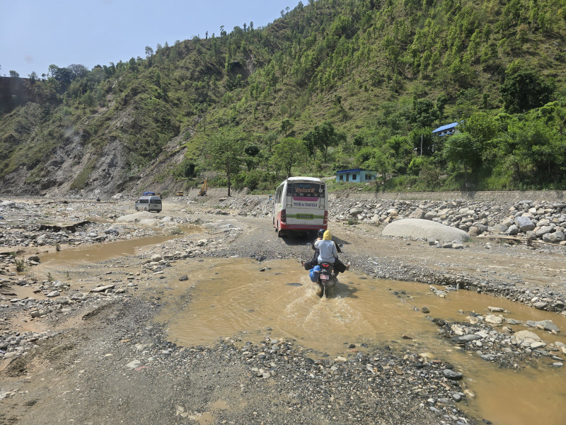 पहिरोले बीपी राजमार्ग तीन स्थानमा अवरुद्ध