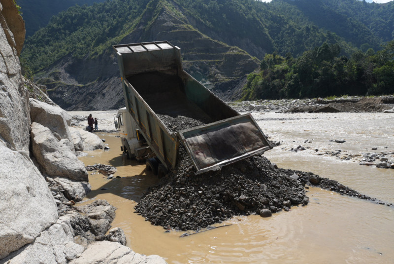 वीपी राजमार्गमा ‘ट्र्याक’ खुलाएसँगै मर्मतको काम सुरु