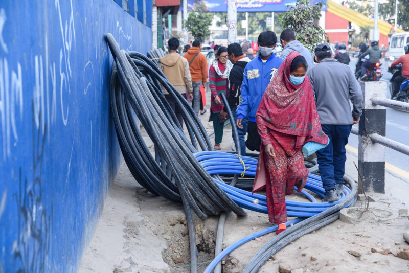 वीर अस्पतालदेखि जमलसम्मको फुटपाथ निर्माण नहुँदा पैदलयात्रु जोखिम मोलेर हिँड्न बाध्य (तस्बिरहरु)