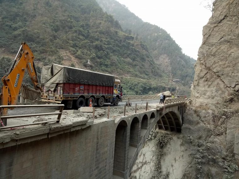 नारायणगढ-मुग्लिन सडकखण्डमा पहिरो पन्छाउन तीन ठाँउमा उपकरण