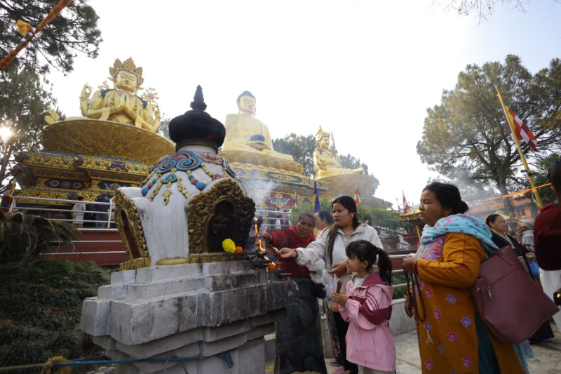 स्वयम्भूमा बिहानैदेखि भक्तजनको घुइँचो (तस्बिरहरु)