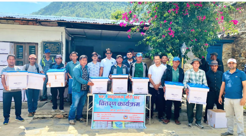 कृषकलाई सीपसँगै १९२ थान मौरीघार वितरण