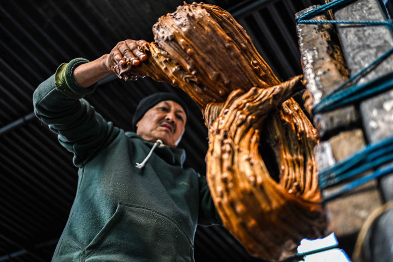 माघे संक्रान्तिका लागि चाकु बनाउन व्यस्त छन् ललितपुरका व्यवसायी (तस्बिरहरु)