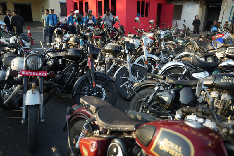 ठूलो आवाज निकाल्ने १०० बढी मोटरसाइकल प्रहरी नियन्त्रणमा (तस्बिरहरु)