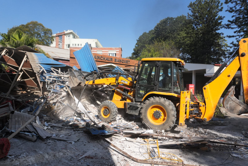 स्काउटको जग्गामा बनेको संरचनामा काठमाडौं महानगरले चलायाे डोजर (तस्बिरहरु)