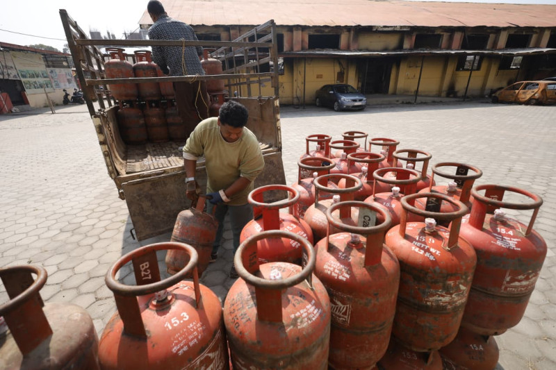 कहिले पाउँछन् भरी सिलिण्डर ग्यास?, निगम भन्छः दैनिक सय बुलेट ग्यारेन्टी खोज्दै छौँ