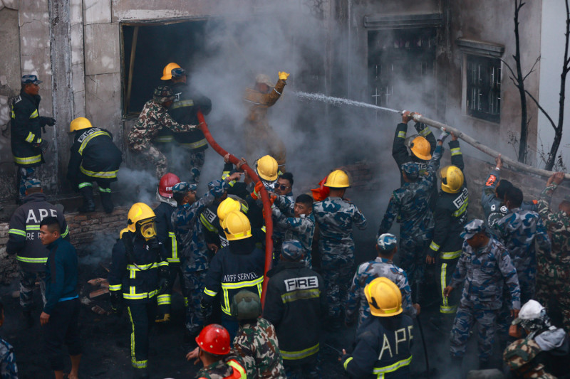 गैरीगाउँ आगलागी: ११ दमकल, सेना, प्रहरीले दुई घण्टामा निभाए आगो (तस्बिरहरु)