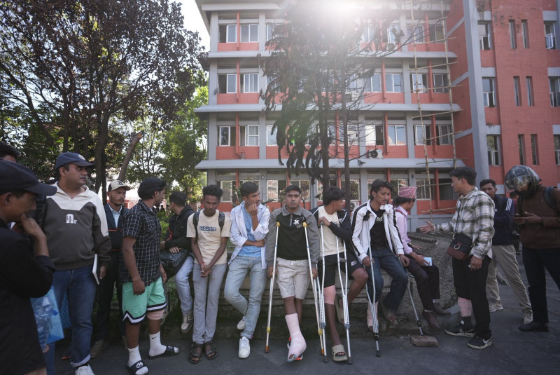 जेनजी घाइतेहरू प्रधानमन्त्रीलाई भेट्न वैशाखी टेकेर पुगे सिंहदरबार ‌‌(तस्बिरहरु)