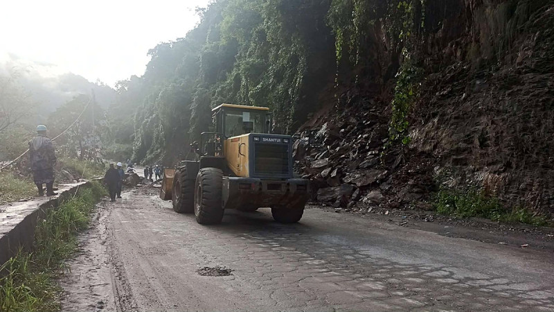 देशभरका प्रमुख राजमार्गमा बाढीपहिरोको वितण्डा: नारायणगढ–मुग्लिनसहित दर्जनौं सडक बन्द