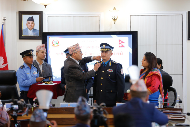 नवनियुक्त आईजीपी कार्कीले लगाए दर्ज्यानी चिह्न (तस्बिरहरु)