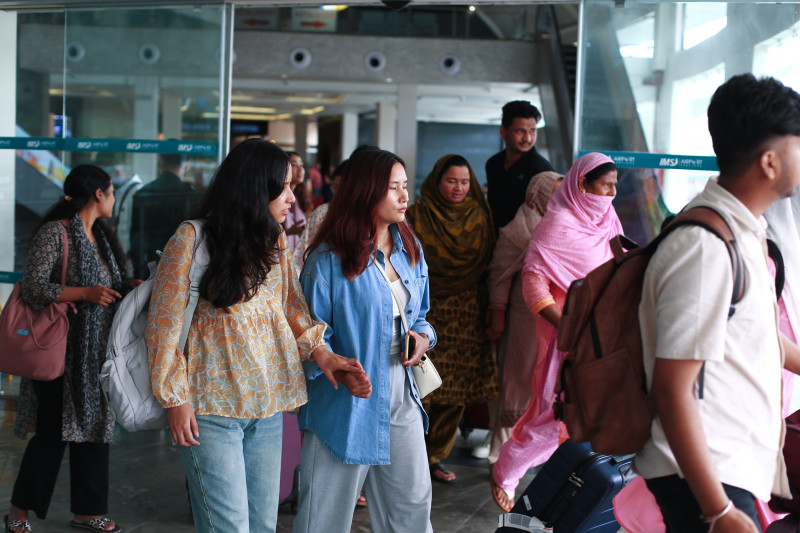 बंगलादेशमा आन्दोलन हिंसात्मक बनेपछि स्वदेश फर्किए नेपाली विद्यार्थी (तस्बिरहरू)