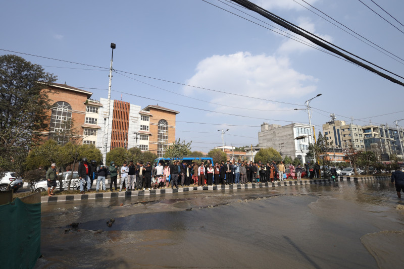 बबरमहलमा फुटेको खानेपानीको पाइप मर्मत सुरु