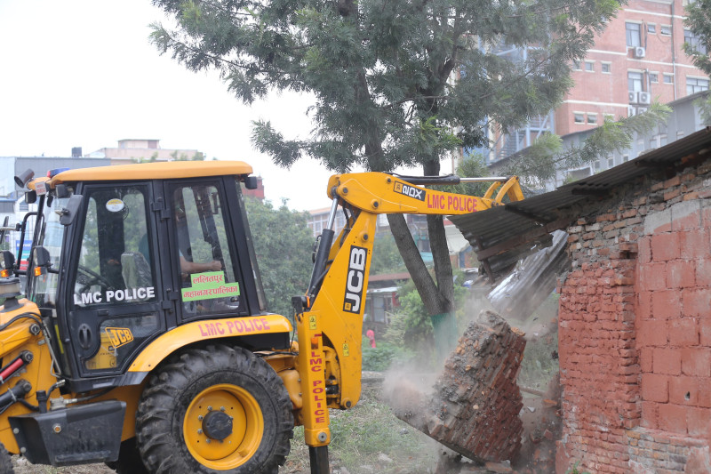 लगनखेलका अतिक्रमित संरचनामा ललितपुर महानगरले चलायो डोजर (तस्बिरहरू)