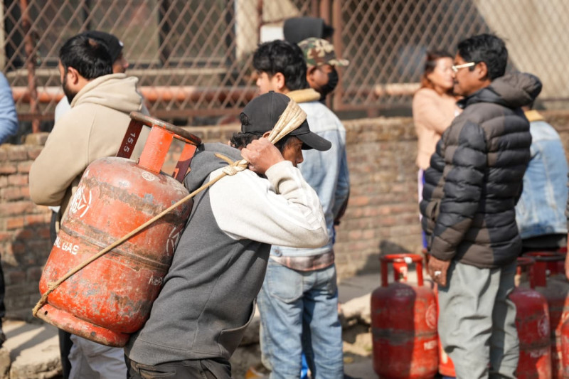 नेपाल ग्यासको कार्यालयमा ग्यास लिने उपभोक्ताको भीड (तस्बिरहरु)