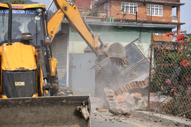 महादेव खोला किनारामा प्राधिकरणकाे डोजर (तस्बिरहरु)