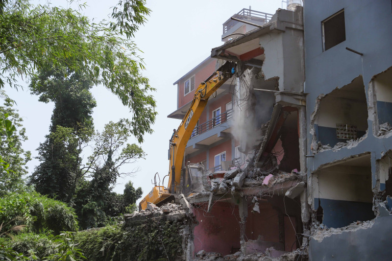 फिर्केखोलामाथि बनेका संरचनामा महानगरको डोजर (तस्बिरहरु)