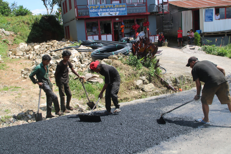 साढे २ कराेडमा फुङलिङ बजारका सडक धमाधम कालोपत्र हुँदै