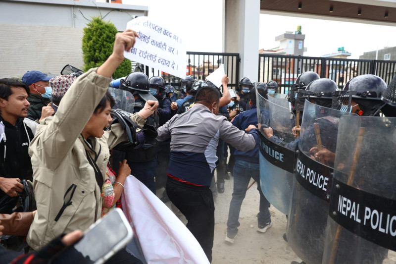 किष्ट अस्पतालमा तनाव, प्रहरीसँग घम्साघम्सी (तस्बिरहरु)