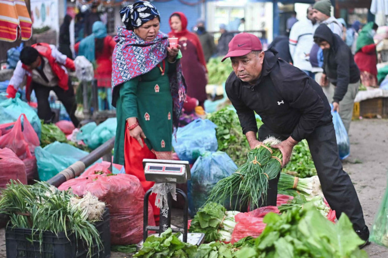 बिहानदेखि मध्यरातसम्म यसरी चल्छ कालिमाटी तरकारी बजार (तस्बिरहरु)