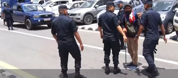 खाली खुट्टा हिँडेर प्रधानमन्त्री भेट्न आएका बोहराले भने- अब जुत्ता लगाउँछु, दाह्री काट्छु