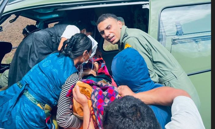 हेलिकप्टरबाट चार गर्भवतीको उद्धार