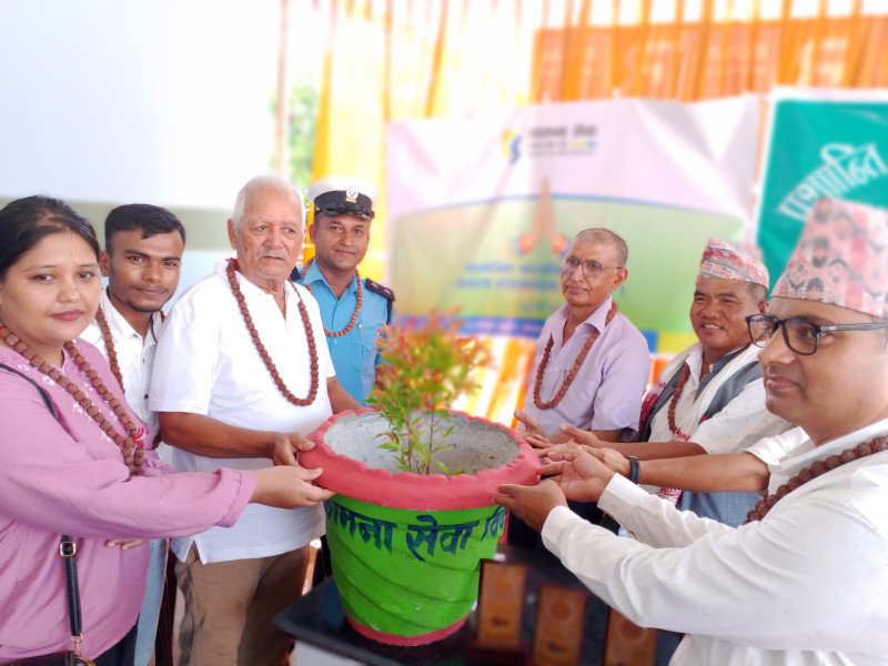 कामना सेवा विकास बैंकले प्रशान्ति टोल विकास संस्थालाई दियो गमला