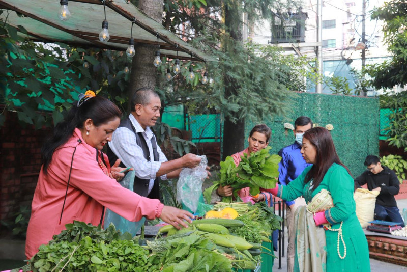किसान र ग्राहक जोड्दै शनिबार बिहानको रैथाने बजार (तस्बिर)