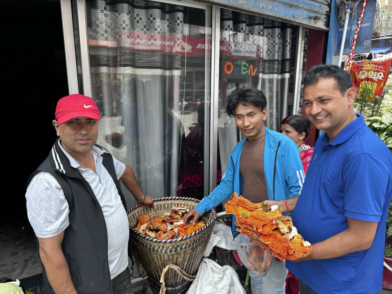 बेनी बजारमा रातो च्याउको माग बढी, वार्षिक तीन लाखसम्म आम्दानी 