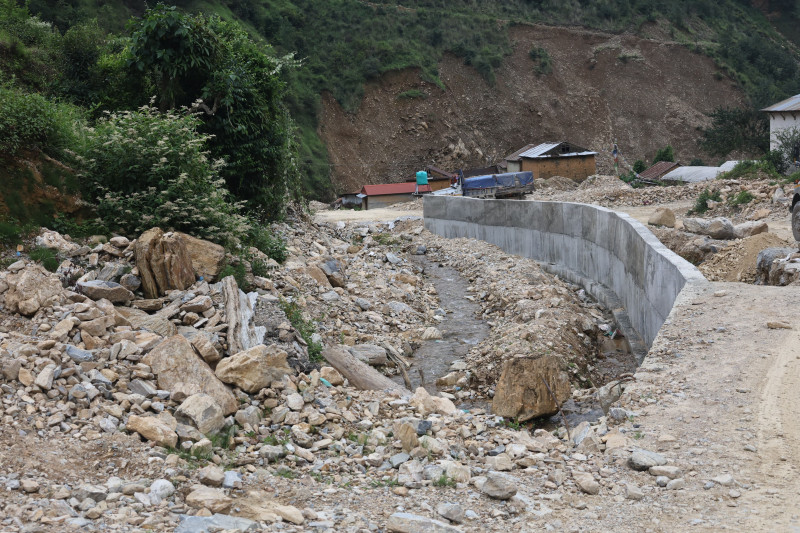 बाढीपहिरोले ९ राजमार्ग अवरुद्ध
