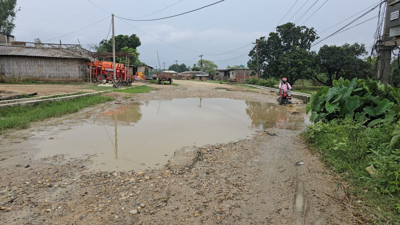 गोलबजार–लगडी–गदियानी सडक निर्माणमा ढिलाइ, यात्रुलाई हिलो र धुलोको सास्ती