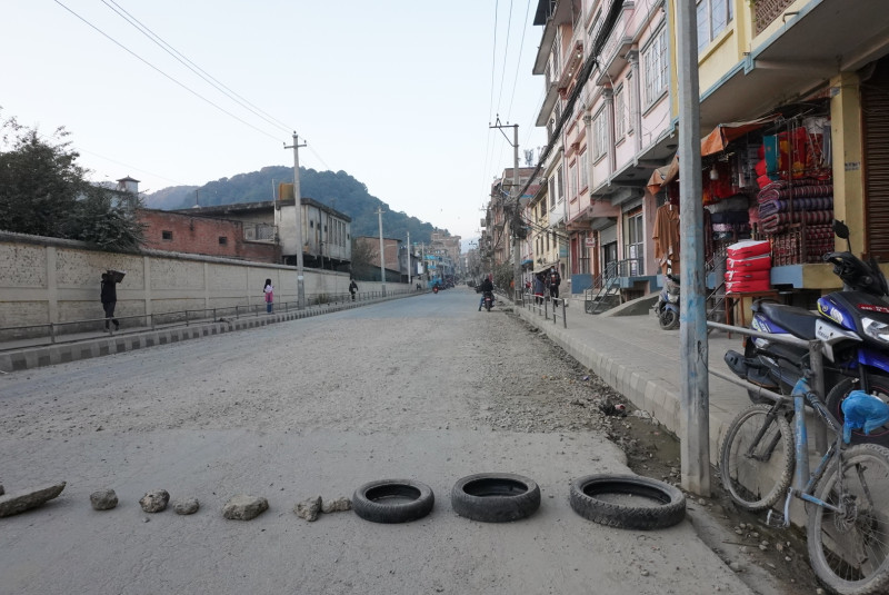 सडक खनेर अलपत्र गरेसँगै स्थानीयले बन्द गरे बालाजु बाइपास सडक (तस्बिरहरु)